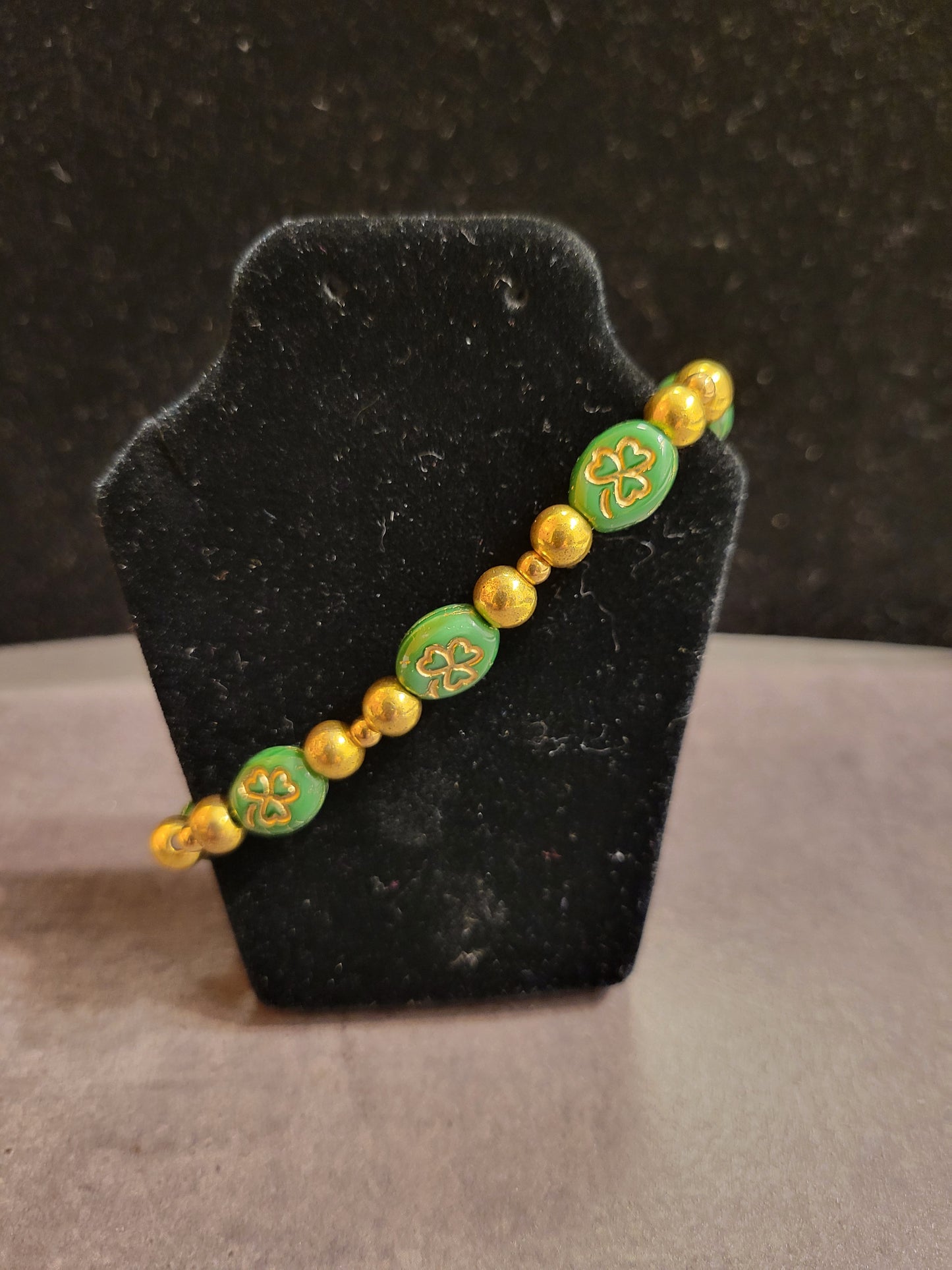 Green & Gold Shamrock Stretch bracelet - Approx. 7 1/2"