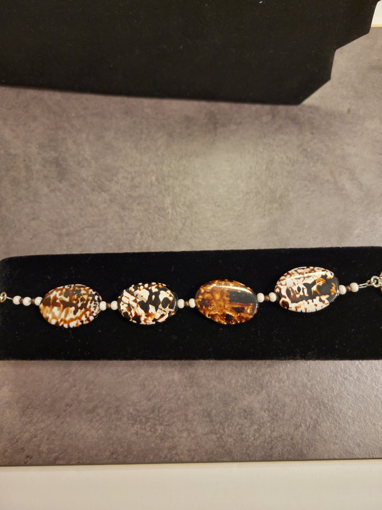 Bracelet - Brown & white stones - Approx. 7 3/4"