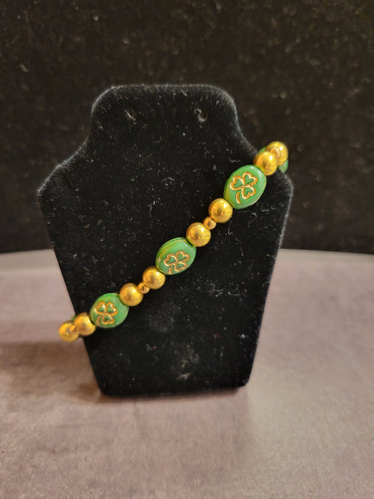Green & Gold Shamrock Stretch bracelet - Approx. 7 1/2"